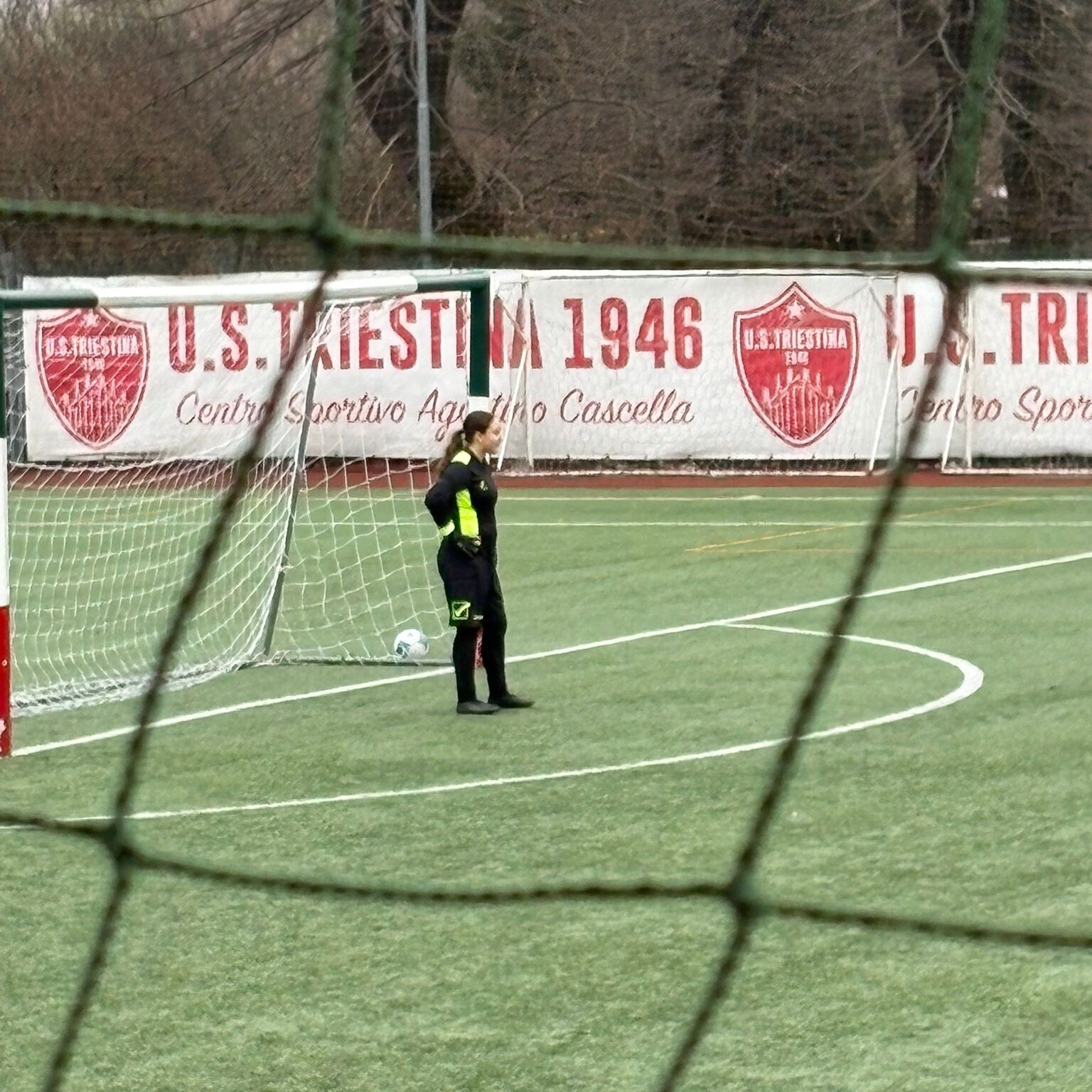 Portiere della squadra giovanissime femminile della US Triestina 1946 posizionato in porta durante una fase di gioco.