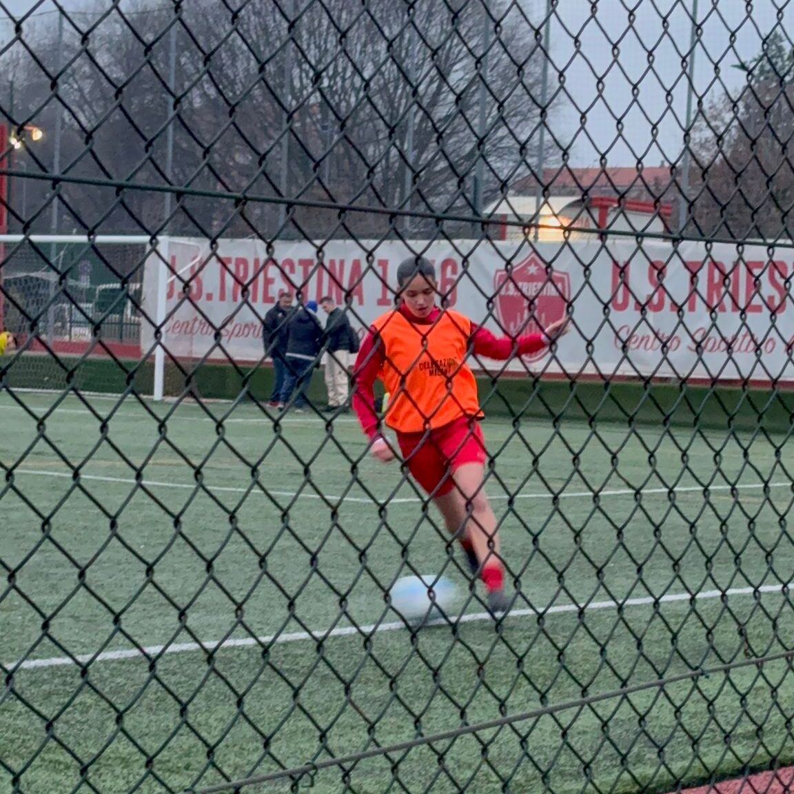Giocatrice della US Triestina 1946 durante un’azione di gioco con il pallone, nel percorso di crescita del settore giovanile femminile Under 15.